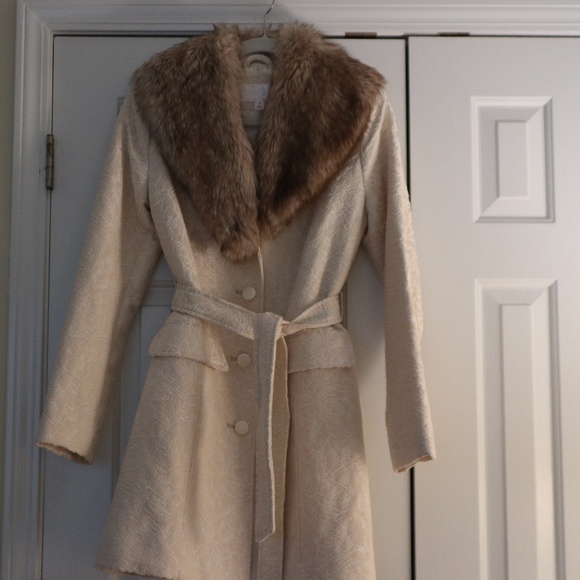 Elegant Cream Coat with Faux Fur Collar - Picture 1 of 6